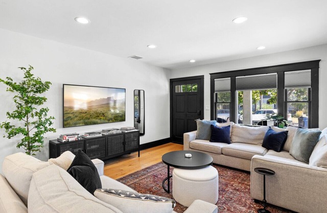 Charming 2BR in Heart of LA with Spacious Backyard
