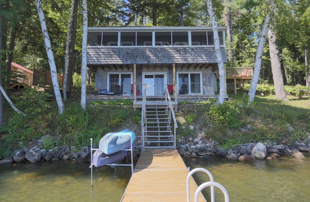 Charming 2BR Lakefront Cottage on Serene Cobbossee w/Kayaks, A/C