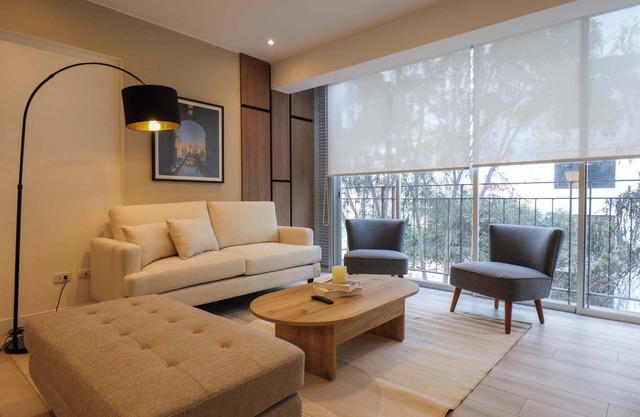 Charming 2BR with Balcony in Miraflores