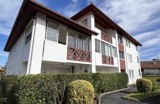 Charming 2nd-Floor Apartment in Cambo-les-Bains, Central Location, Modern Amenities, Parking, WiFi