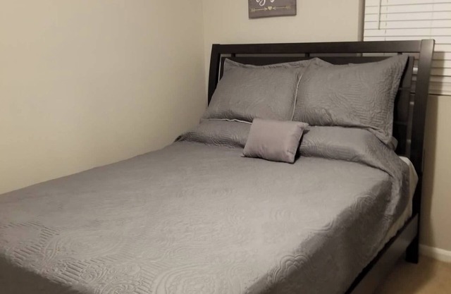 Charming 3-bd, 2.5-bath with open floorplan. WiFi, comfort and a great ambiance!
