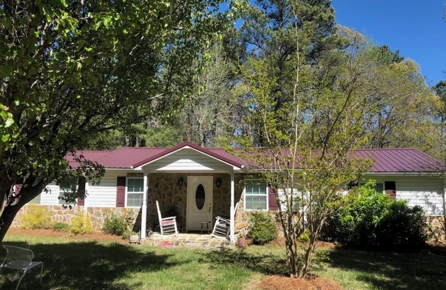 Charming 3-BDRM cottage w/WiFi, AC in peaceful Staley, NC. Greensboro/Asheboro
