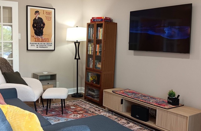 Charming 3-bed/2-bath apartment with AC, WiFi, near Washington DC & Seneca Park