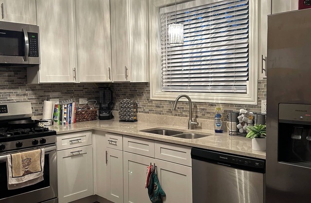 Charming 3-bed, 3-bath house in amazing Chicago, 10 min from Midway Airport.