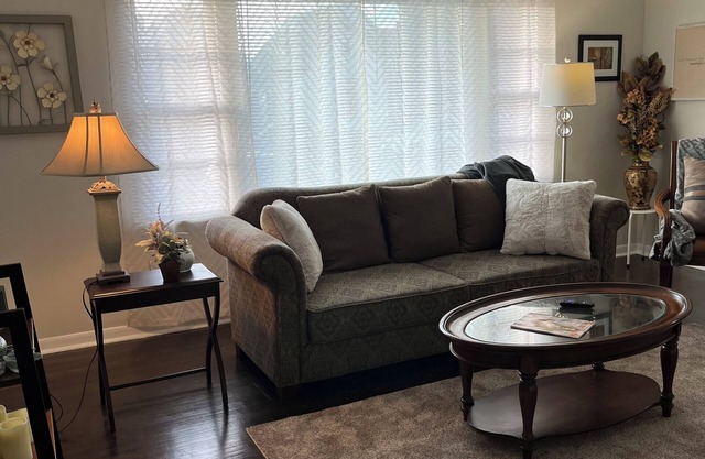 Charming 3 bed. home w/AC, WiFi Close to Hospitals, Rose & ISU. Pet friendly