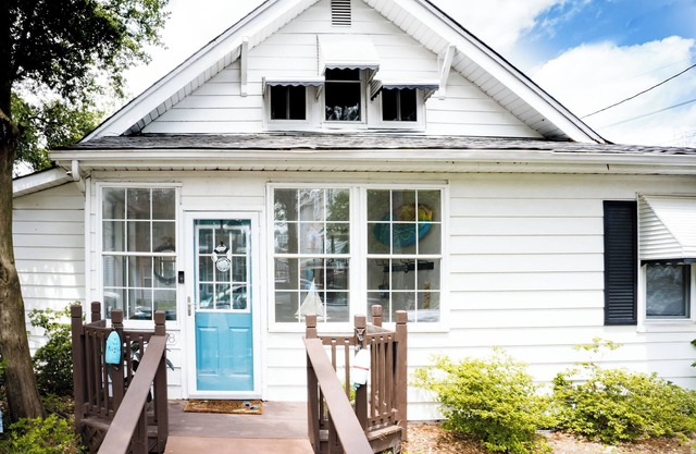 Charming 3-bedroom vintage beach cottage 5 minutes from the Chesapeake Bay!