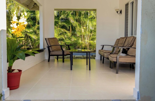 Charming 3-bedroom house with WiFi, pool, gym and private beach in St. Ann