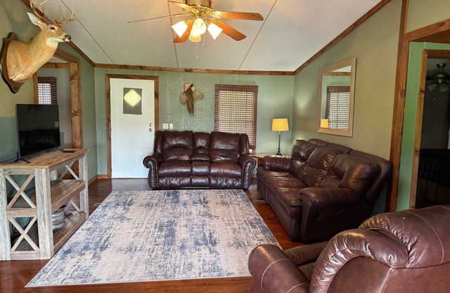 Charming 3-bedroom cabin with WiFi and AC in peaceful Twin City, GA
