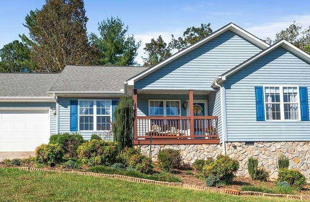 Charming 3-bedroom house with WiFi and AC in serene Morganton
