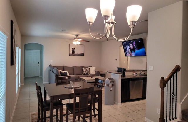 Charming 3-bedroom house located less than 10-20mins Hobby Airport NRG and TMG.