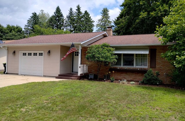 Charming 3-bedroom in charming East Tawas. Walk to downtown shops and the beach!