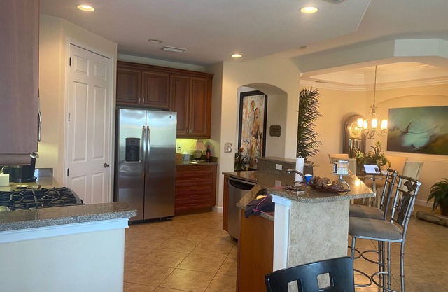 Charming 3-bedroom townhome with AC and WiFi in Venentian Golf and River Club