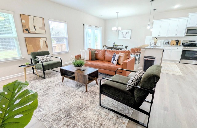 Charming 3-bedroom townhome with AC and WiFi in Huntersville - Newly Built