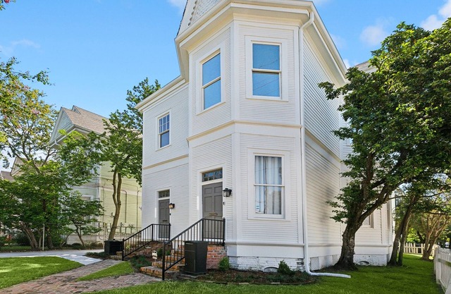 Charming 3-bedroom condo 700 ft from St. Charles Streetcar in Uptown New Orleans