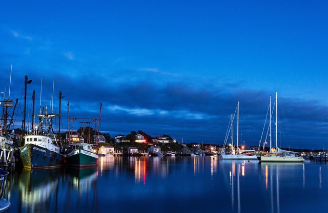 Charming 3-bedroom water view home, Path to Menemsha Beach Passes to Lucy