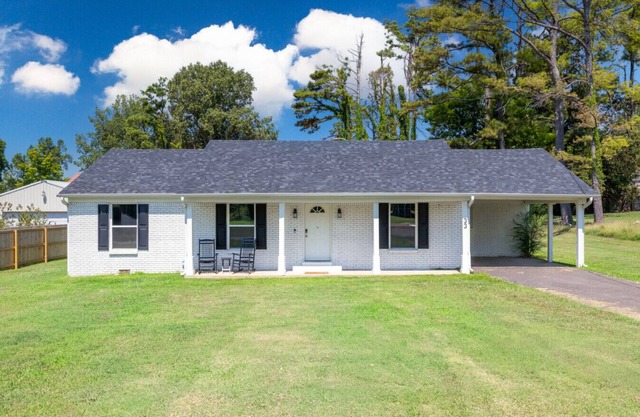 Charming 3-BR Retreat, Hot Tub, EV, close to Blue Oval City
