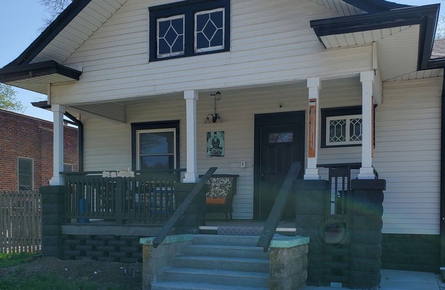 Charming 3bd w/front porch, back patio in fenced yard, walkable neighborhood