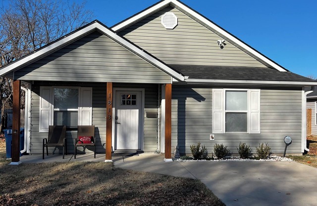 Charming 3BR/2Bath home with firepit, large fenced yard, pet friendly.