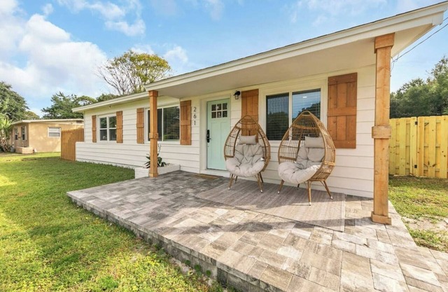 Charming 3BR Florida Bungalow Near Beach in FWB