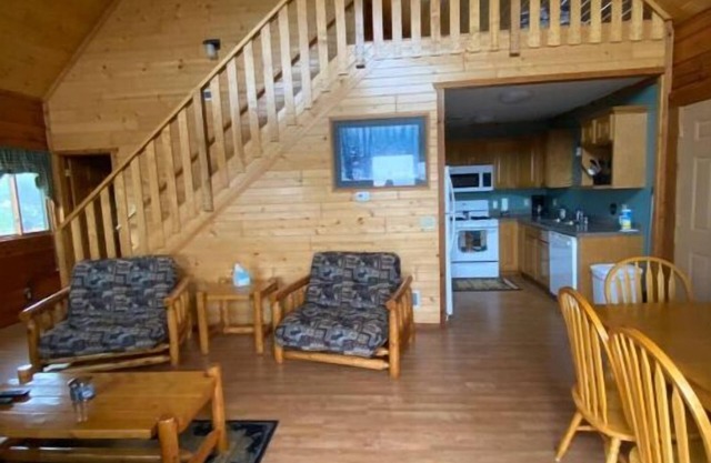 Charming 4 Bd/3.5 bath Cabin Upper and Lower Level-separate units one building