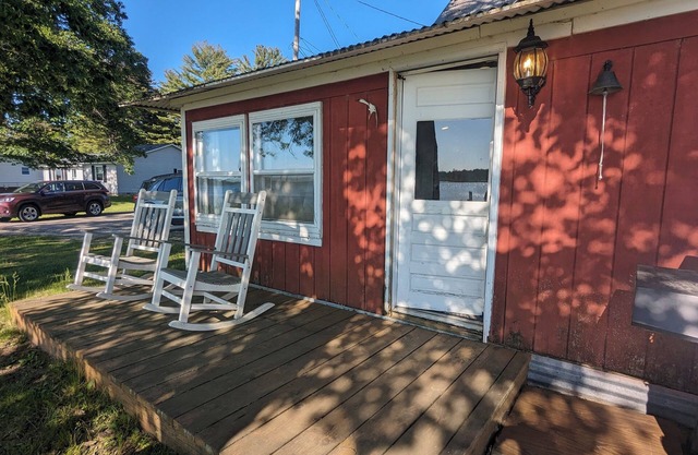 Charming 4-bedroom cottage ON Tawas Lake Pet, kid-friendly. Great Bird watching!