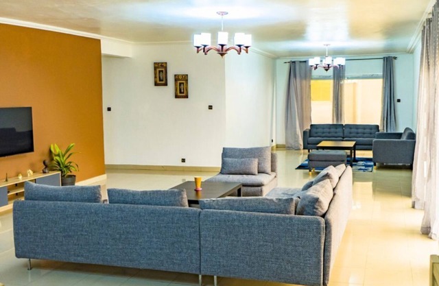 Charming 4-bedroom furnished apartment. 300 m2 Almadies