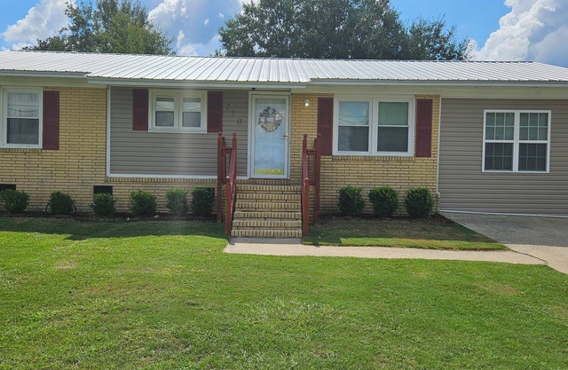 Charming 4-bedroom house with WiFi and AC in peaceful Vidalia, GA.