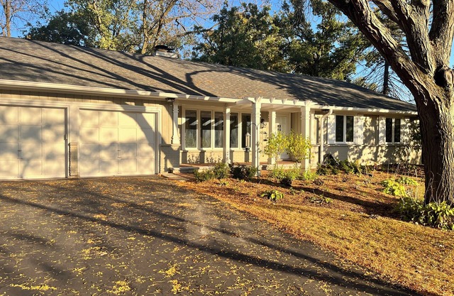Charming 4-bedroom ranch house near downtown Lake Forest with AC, WiFi