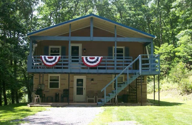 Charming 4-bedroom cabin with HOTTUB in peaceful Upper Tract with WiFi, AC