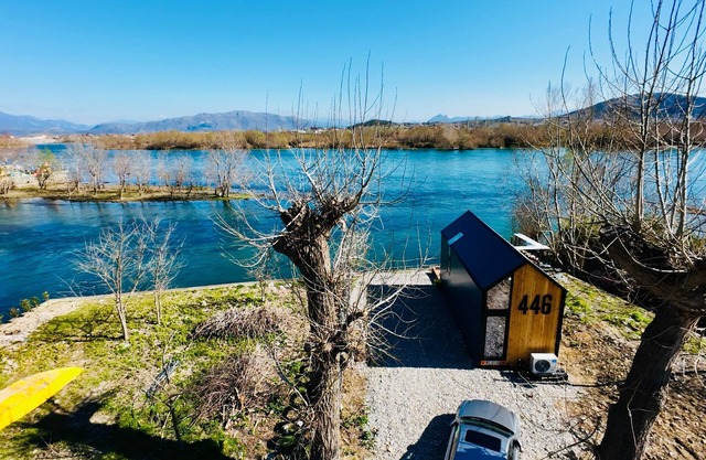 Charming 446 Tiny House 2-bedroom mobile home with AC, WiFi in delightful Zues