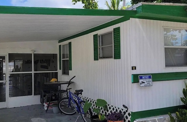 Charming 46 ft lg canel ft 2-bed in delightful Little Torch Key with RV hook up.
