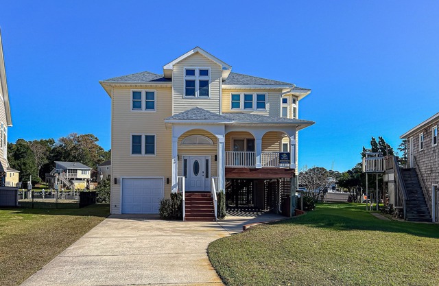Charming 4BR waterfront home with Private Hot Tub, Full kitchen, and WIFI