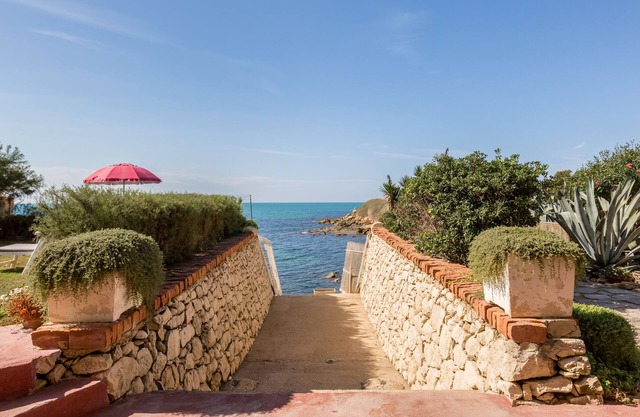 Charming and relaxing beachfront