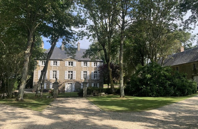 Charming accommodation in a park, shops and beach within walking distance