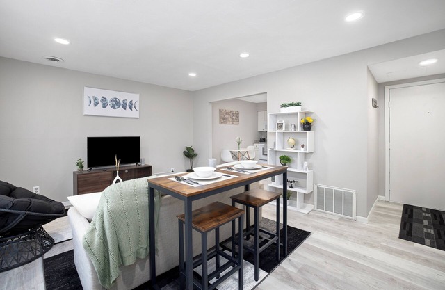 Charming and cozy with a modern flair, 2 BR/1.5 BA, townhome apartment