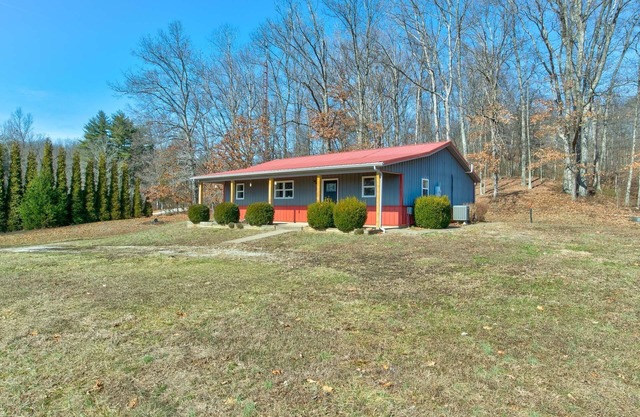 Charming and private 3-bedroom farmhouse in lovely Evanston with WiFi, AC.