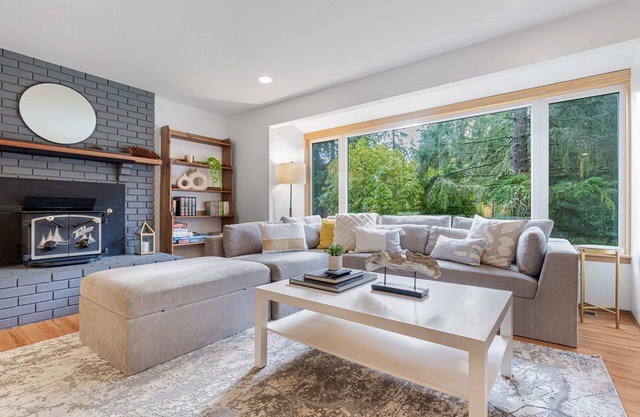 Charming and Spacious House with Relaxing Huge Deck