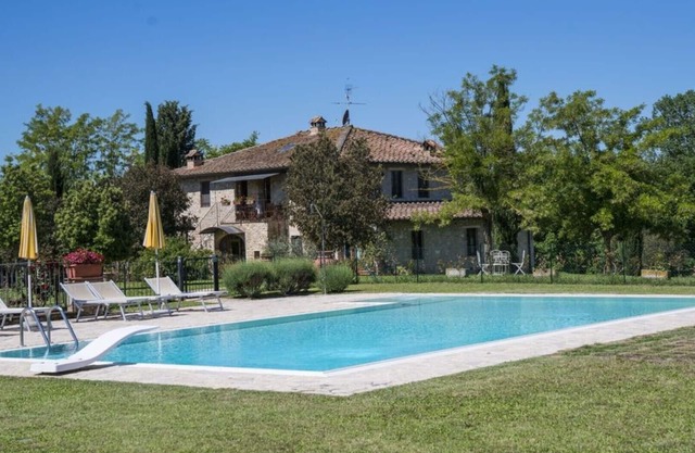 CHARMING APARTMENT WITH SWIMMING POOL 35 KM FLORENCE, 20 KM SIENA, 12 KM CHIANTI