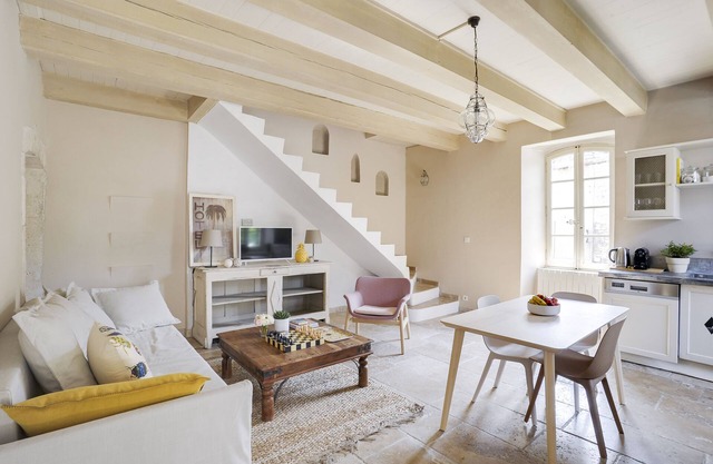 Charming apartment in town house in the heart of Eygalieres