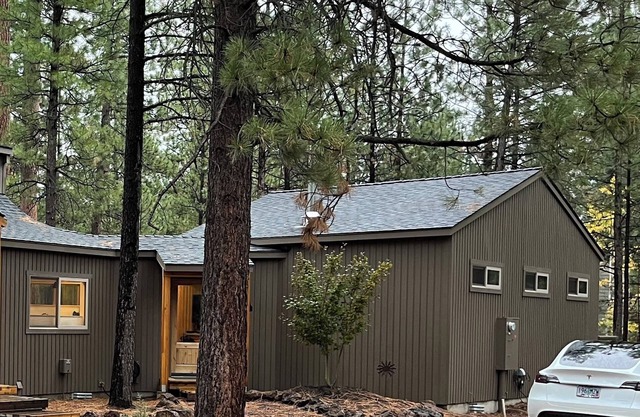 Charming attached 700sf studio Casita with AC and WiFi in Black Butte Ranch.