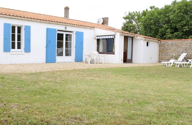 Charming Beachside Cottage in La Brée with Garden & Veranda - Sleeps 4