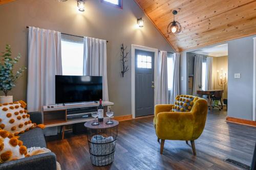 Charming Benson Home - Sleeps 5 Hot Tub!