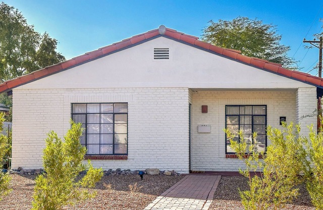 Charming & bright bungalow w/patio, yard, close to downtown shops, dogs ok