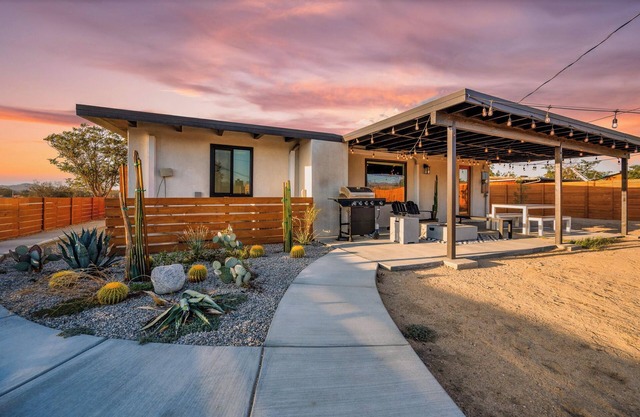 Charming Bungalow! ENDLESS VIEWS, Hot Tub, Fire Pit!