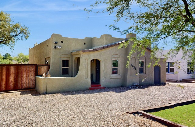 Charming bungalow near U of A with central AC, WiFi, washer/dryer & kitchen