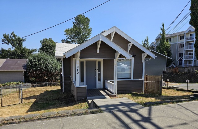 Charming bungalow with AC and WiFi in delightful Everett