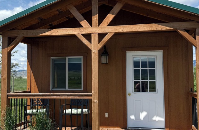 Charming cabin in serene Whitehall with WiFi, AC. bathroom, kitchen, BBQ, views