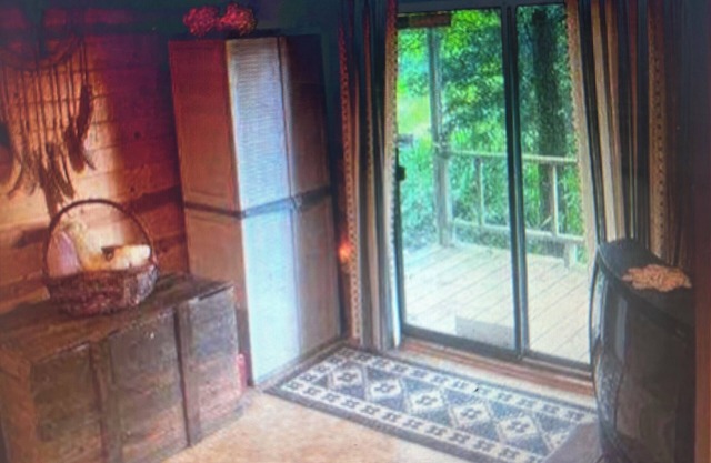 Charming cabin in the Heart of the Choctaw Nation with spectacular view.