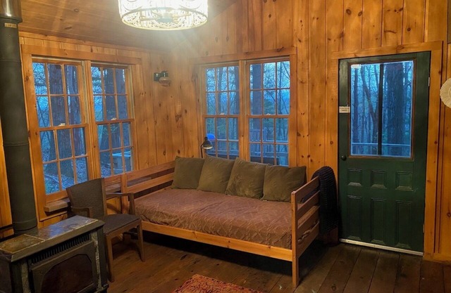 Charming Cabin in the Woods. POOL!