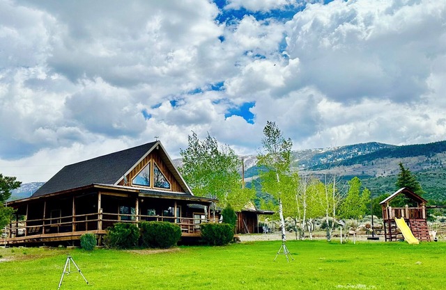 Charming Cabin~Near Fish Lake sleeps 16~On the Paiute ATV trail!